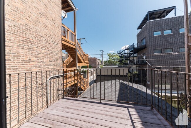 Building Photo - 845 N Hoyne Ave