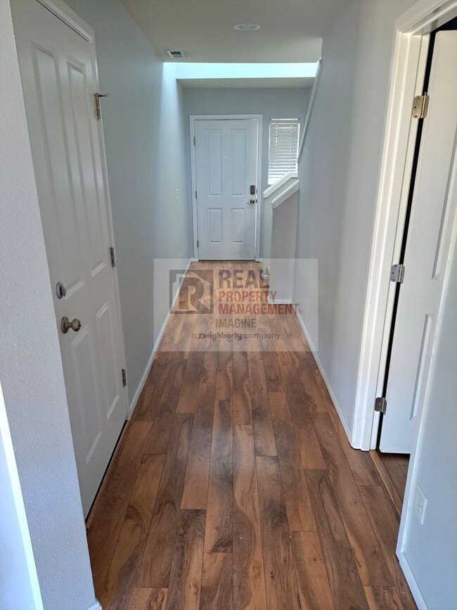 Building Photo - Check out this adorable 3 bedroom, 2.5 bath