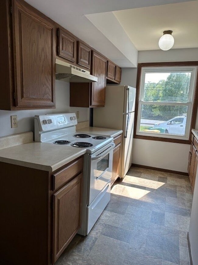 Building Photo - Welcome to this Charming 2-bedroom, 1.5-ba...