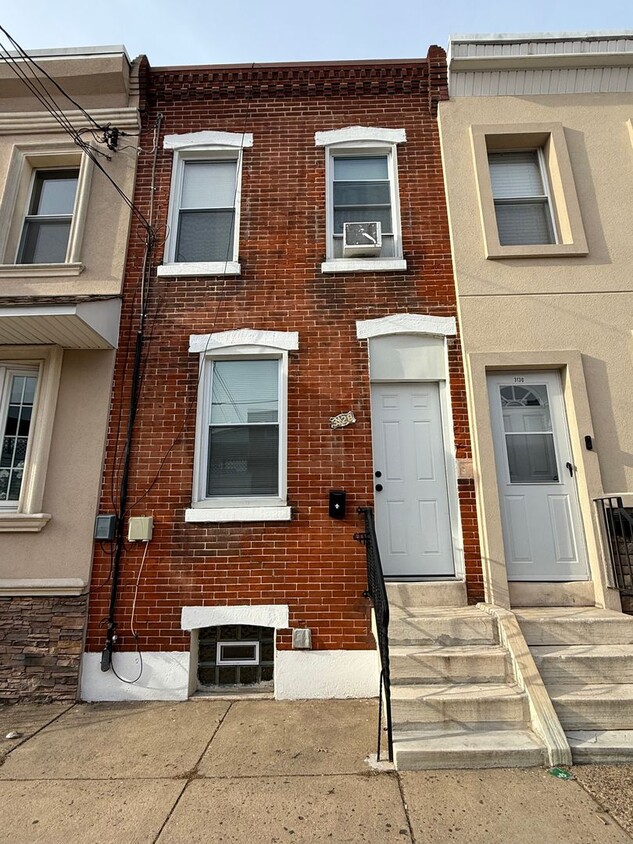 Foto principal - 2 Bedroom Home in Port Richmond available ...