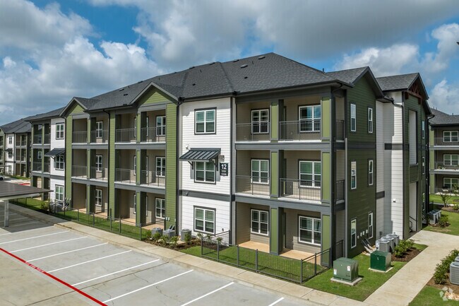 Building Photo - Saxon Pond Flats