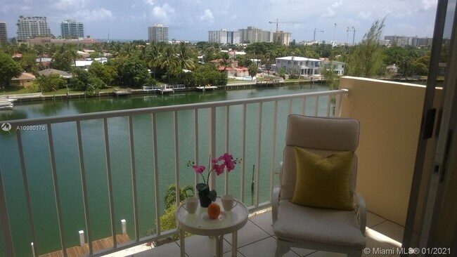 Foto del edificio - 9341 E Bay Harbor Dr
