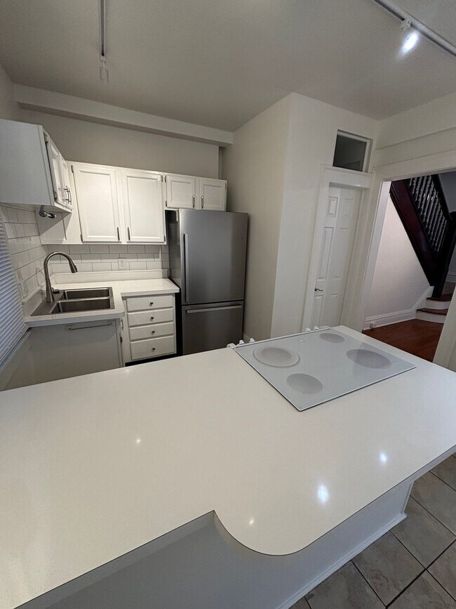 187 W Sycamore St Unit 189 E. Sycamore, Columbus, OH 43215 Room for