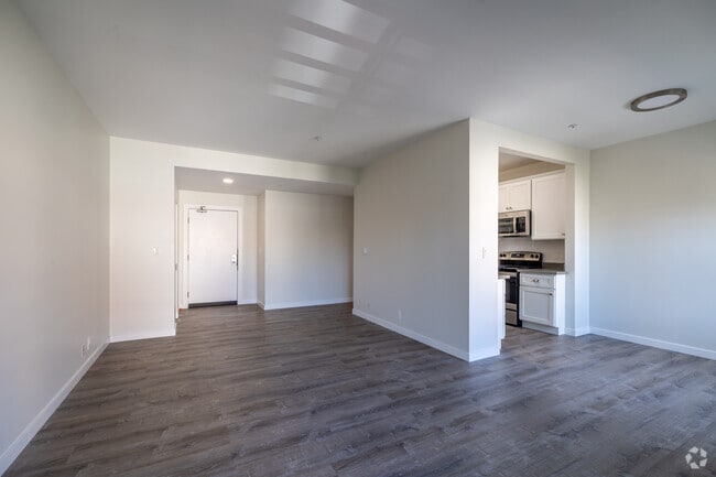 1BR, 1BA - 810SF - Living Room - Lake Park Terrace Apartments