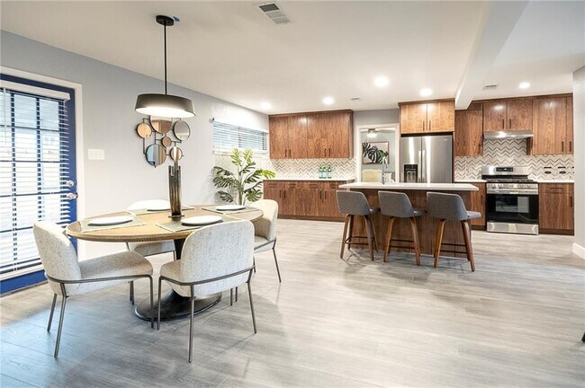 Foto del edificio - 2406 Glen Springs Way