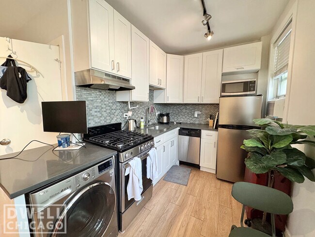 Foto del edificio - 517 W Belmont Ave