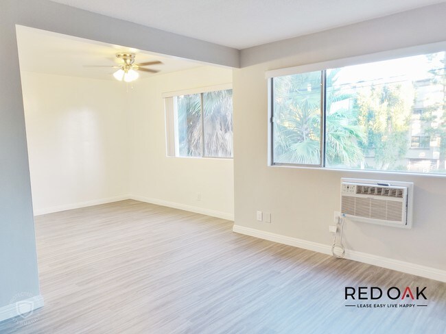 Foto del edificio - TOP LOCATION! First Floor One Bedroom with...
