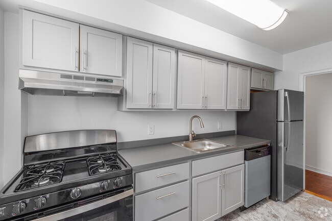 1BR, 1BA - 742SF - Kitchen - The Mayfair Apartments