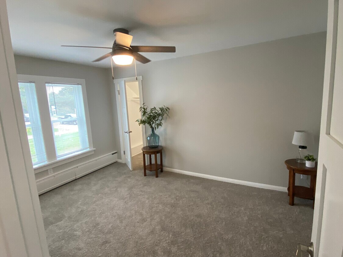 Dormitorio con vestidor - 142 Main St