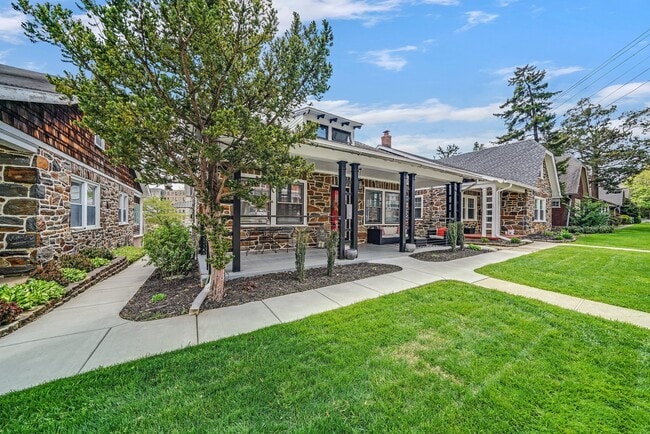 Entrada principal: pasillo lateral hacia la entrada de la unidad 2. - 122 Price st. Fl 2