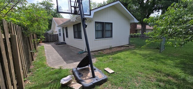 Building Photo - Outstanding 3-4 Bedroom close to Mall! $1895