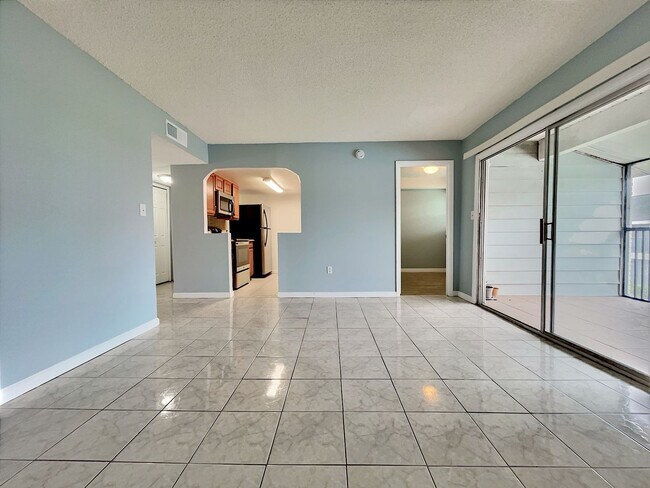 Foto del edificio - 865 Sky Lake Cir