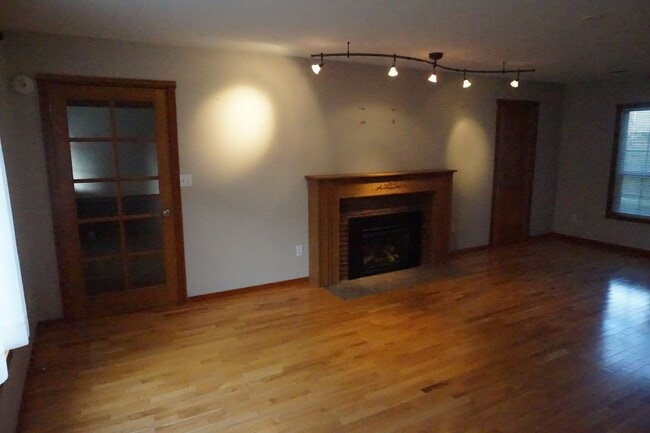 Foto del edificio - Large lot with room for a garden