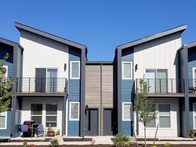Building Photo - 2695 NW Cedar Ave