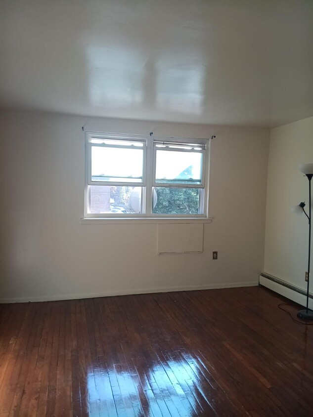 Foto principal - 1464 E 84th St