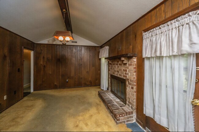 Gran sala con chimenea y techo abovedado - 4328 Cheviot Dr