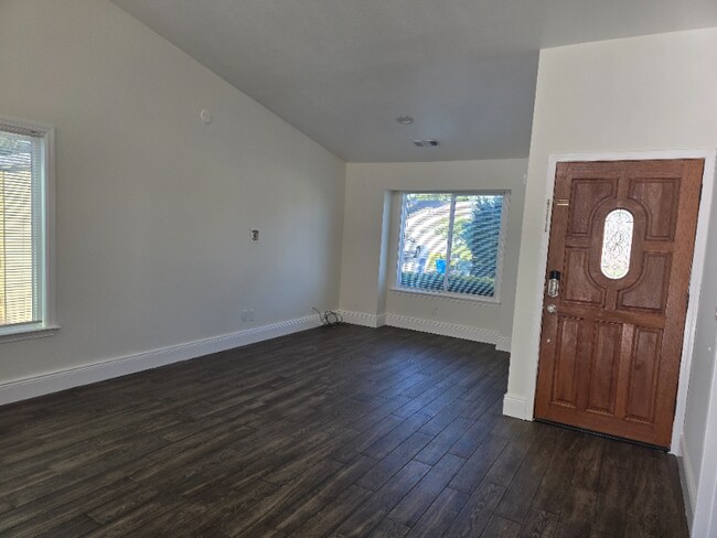 Foto del edificio - 6141 Starling Dr