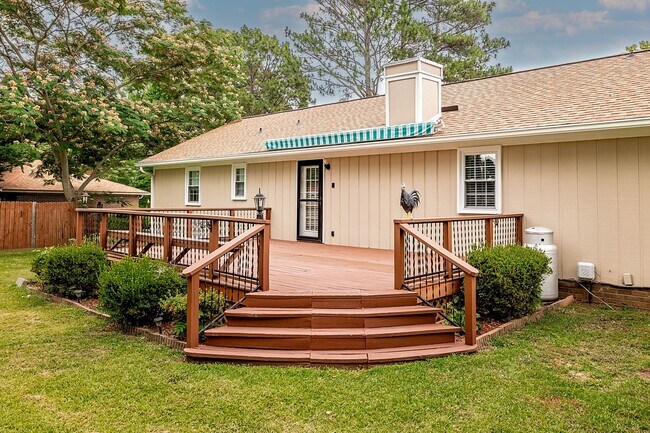 Foto del edificio - Beautiful home in Raeford w/ BIG Deck!