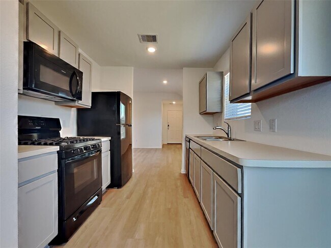 Foto del edificio - 14506 Broadbury Pond Rd
