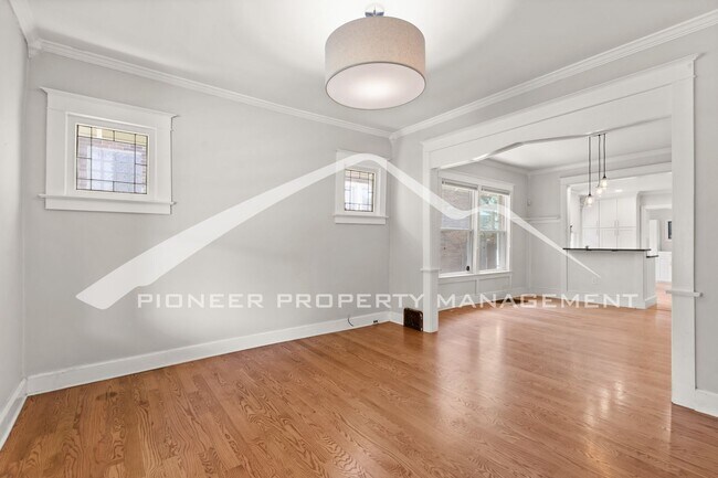 Building Photo - Beautiful Bungalow in Desirable Neighborhood!