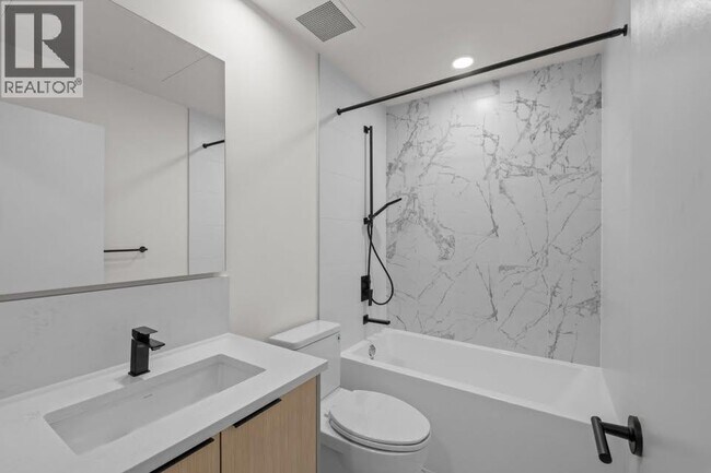 Photo du bâtiment - 422-422 E 3rd St
