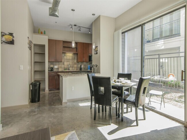 Foto del edificio - 2344 Camden Dr