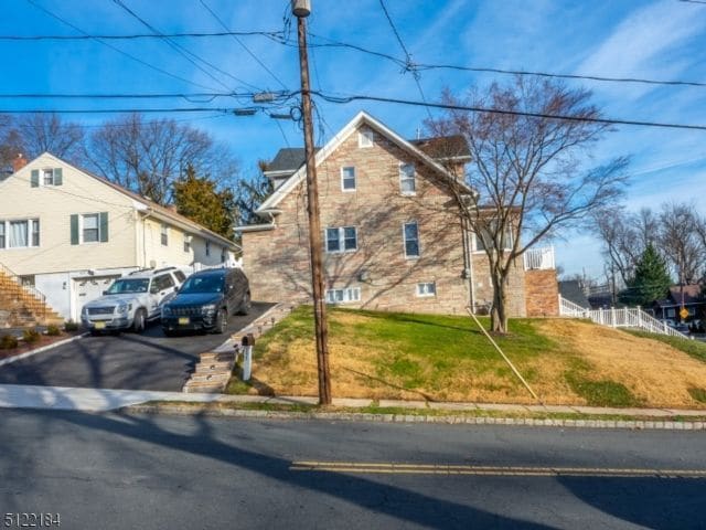 Building Photo - 895 W Chestnut St