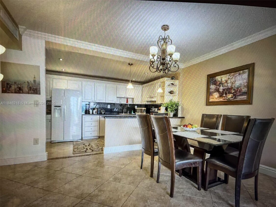 Foto principal - 19370 Collins Ave
