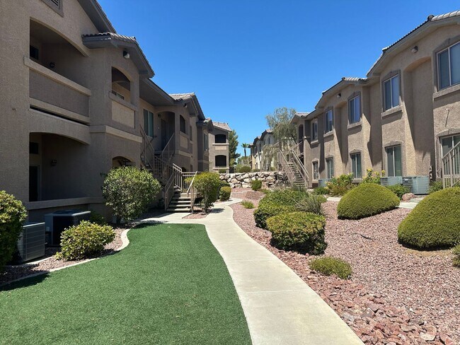 Foto del edificio - 3-bedroom, 2-bath condo offering 1,239 sq. ft. of comfortable living space in the gated Pebble Cr...