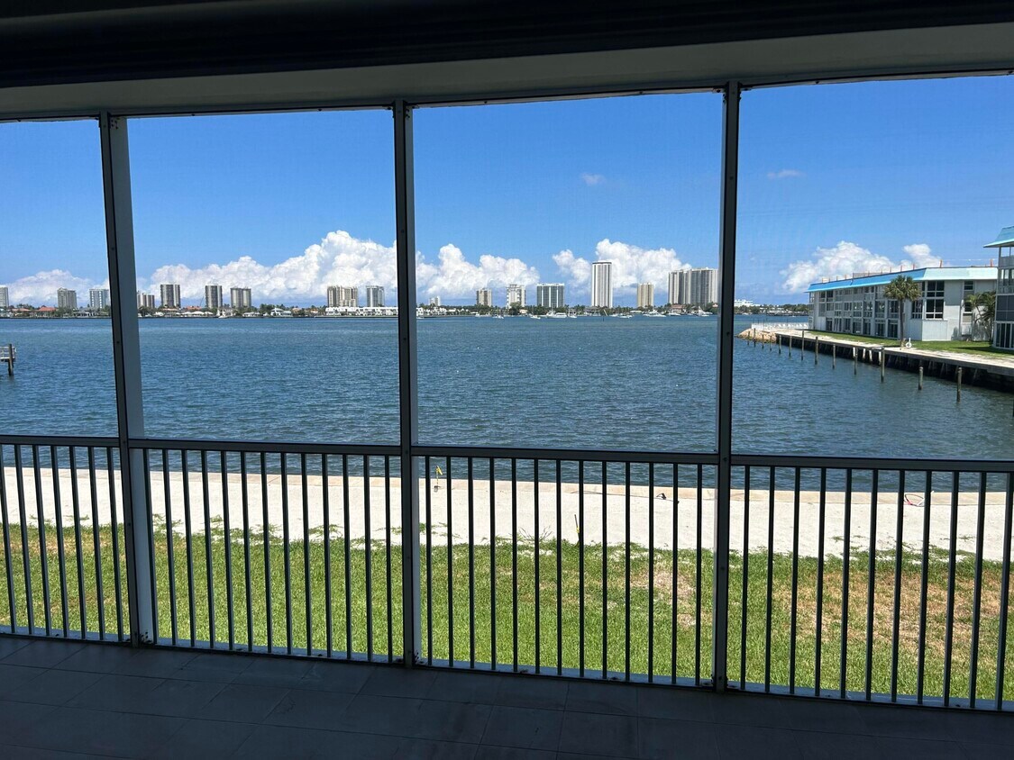 Foto principal - 2936 Lake Shore Dr