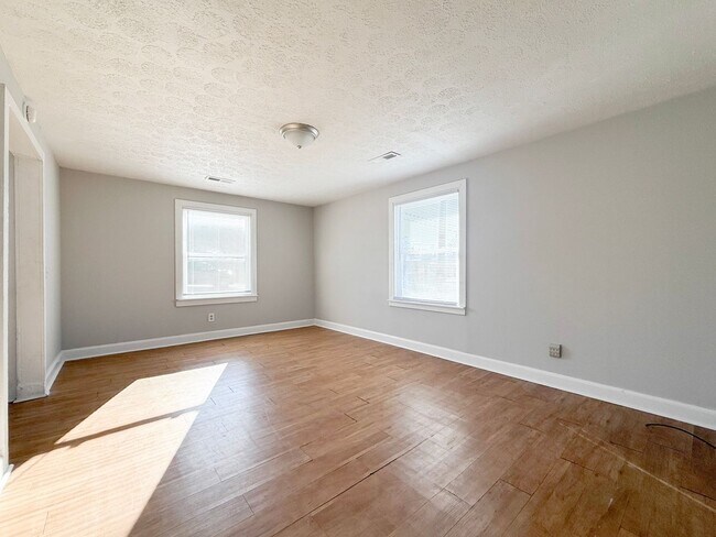 Foto del edificio - 4 Bedroom Two-Story Home with Large Yard, Lawn Care Included