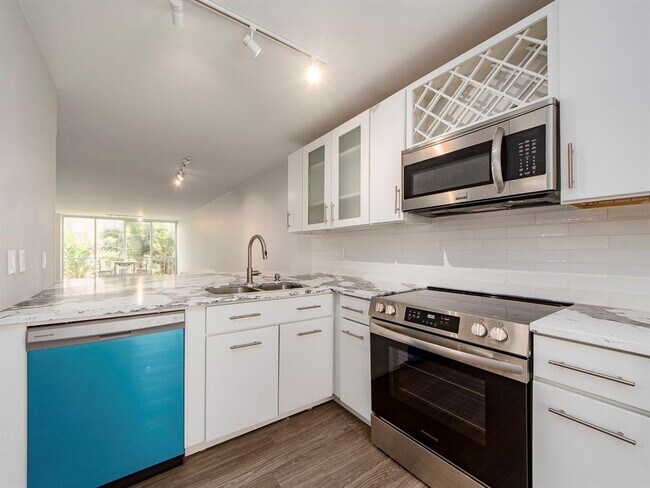 Building Photo - 121 Island Way