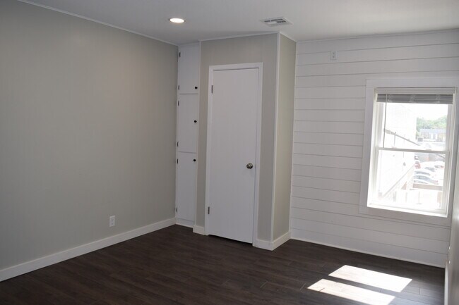 Building Photo - 113 N Cedar Ave