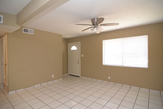 Building Photo - Updated 3 Bedroom 1 Bath Home! Central Tucson Location!