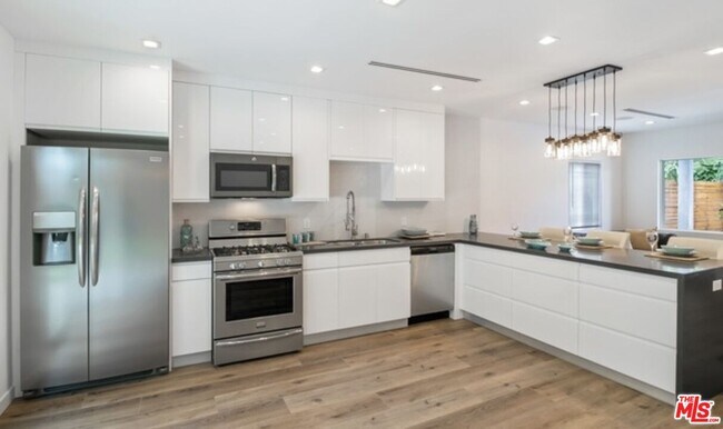 Building Photo - 6046 Fallbrook Ave