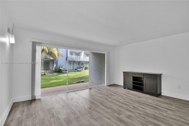 Building Photo - 9371 Fontainebleau Blvd