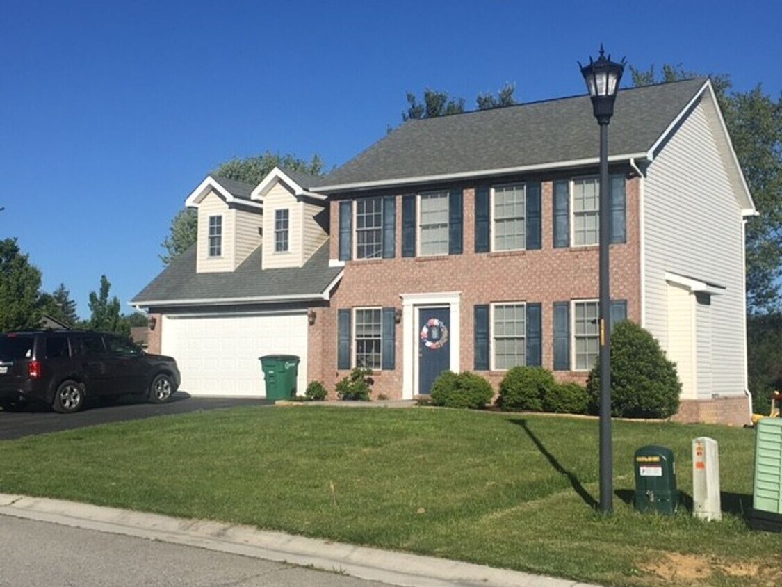 Primary Photo - 4 Bedroom 2.5 Bath House with 2 Car Garage