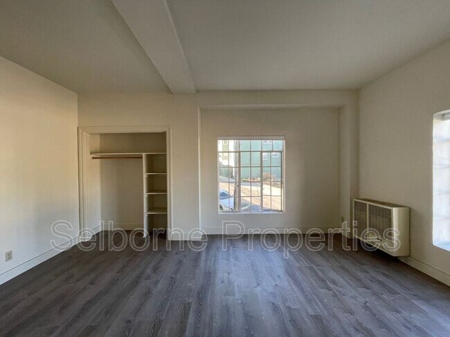 Building Photo - 2501 Ivy Dr