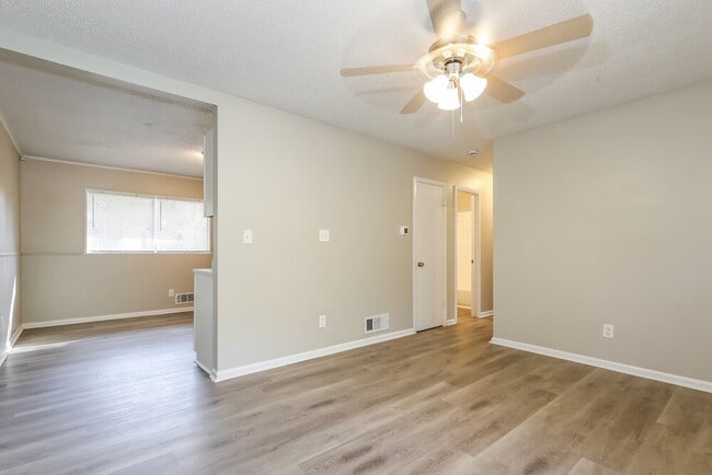 Foto del edificio - 8270 Attleboro Dr