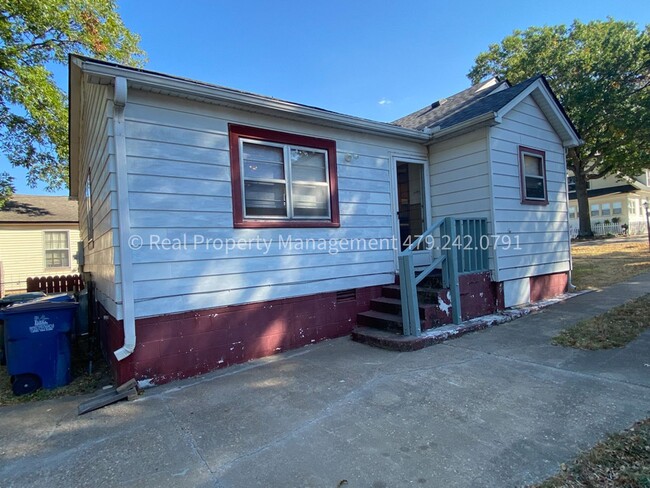 Building Photo - COMING IN MAY! 3 Bed 2 Bath House with Det...