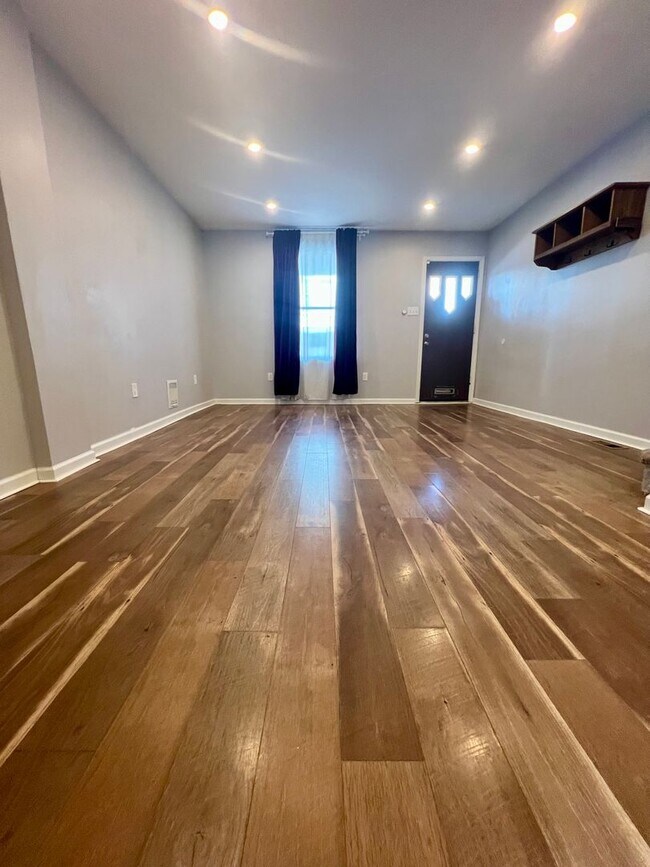 Building Photo - Luxurious 3-Bedroom Townhome in Cobbs Cree...