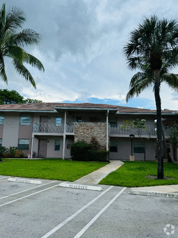 Breezewood Apartments for Rent with Washer & Dryer Coral Springs, FL