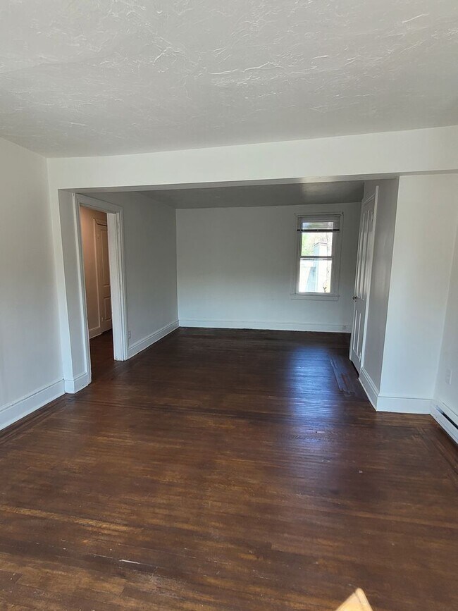 Foto del edificio - 565 W Market St