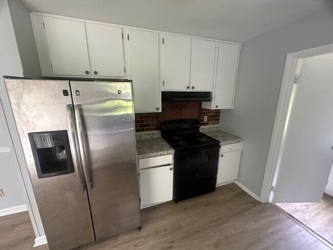 Building Photo - Spacious 3-Bedroom Home with Great Outdoor...