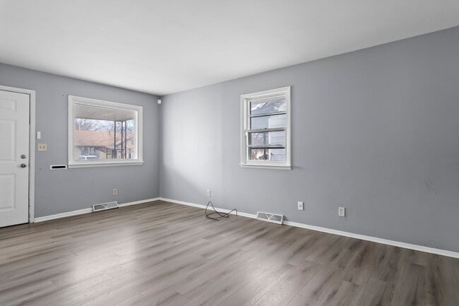 Building Photo - Nice 2 bedroom home