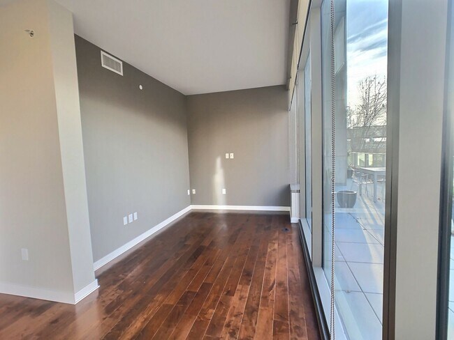 Building Photo - Gorgeous 2 Bedroom Condo with Huge Outdoor...