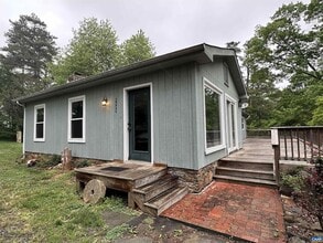 Building Photo - 1127 Round Hill Dr