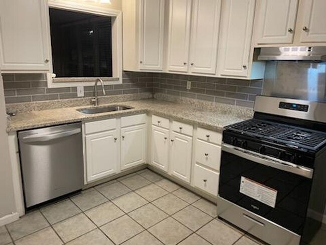 Foto del edificio - Spacious Condo in Prime Sandy Springs Location – Gated Community with Pool!