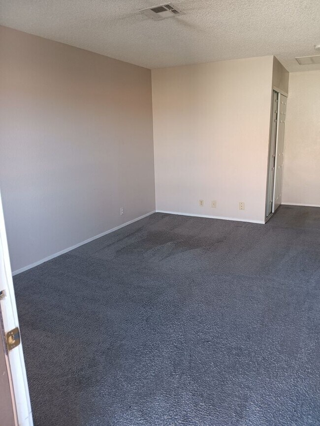 Building Photo - MOVE-IN SPECIAL! COZY 1 BEDROOM, 1 BATHROO...