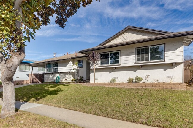 Building Photo - Beautifully Remodeled 4 Bed / 2 Bath Home in Prime Inglewood — Detached Garage + Spacious Yard